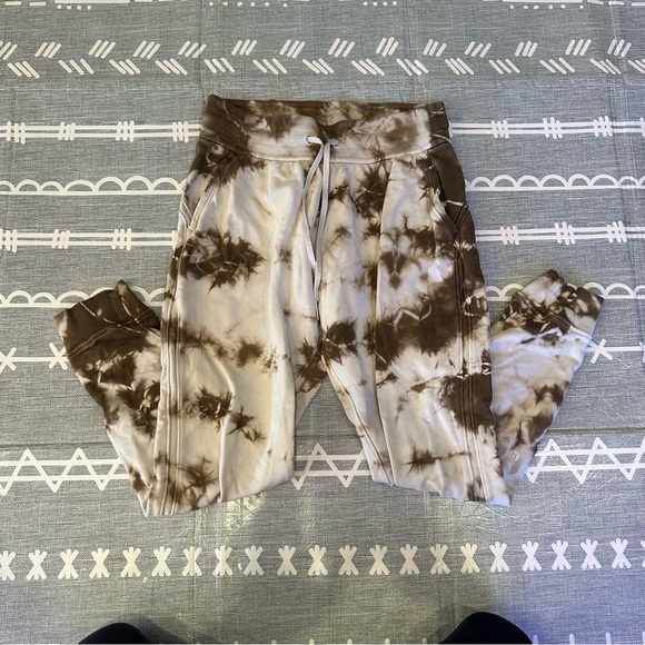 Lot of 4 Lululemon Size 6 Pants, Yoga, Sweatpants, Joggers, great condition! - Picture 13 of 15